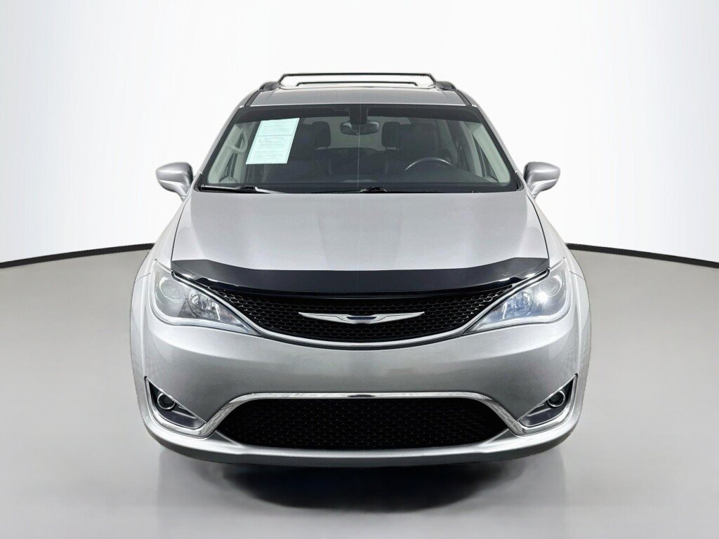 Used 2017 Chrysler Pacifica Touring-L FWD image 8