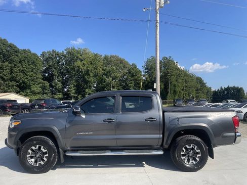 Used 2017 Toyota Tacoma TRD Off-Road w/ Tow Package (A/T) AWD/4WD image 4