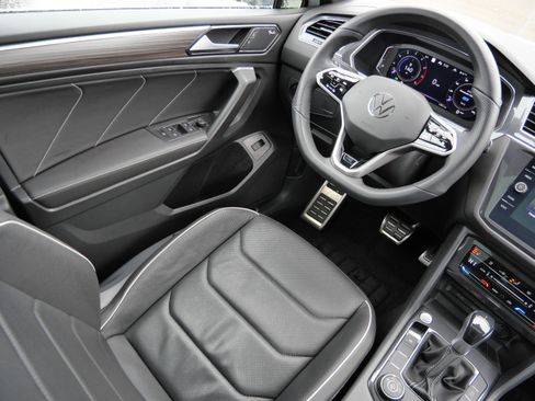 Certified 2022 Volkswagen Tiguan SEL R-Line AWD/4WD image 9