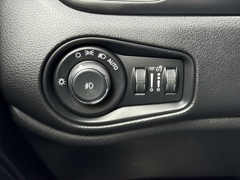 Used 2018 Jeep Renegade Latitude w/ Cold Weather Group AWD/4WD image 19