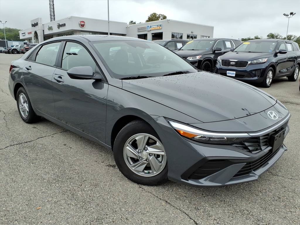 Used 2026 Hyundai Elantra SE FWD image 2