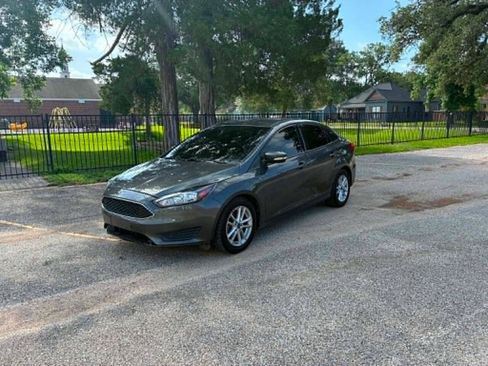 Used 2017 Ford Focus SE FWD image 4