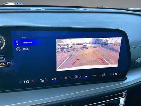 Used 2025 Chevrolet Traverse LT FWD image 18