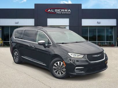 Used 2022 Chrysler Pacifica Limited w/ Uconnect Theater Family Group