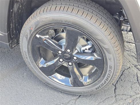 New 2025 Jeep Grand Cherokee Limited w/ Black Appearance Package image 16