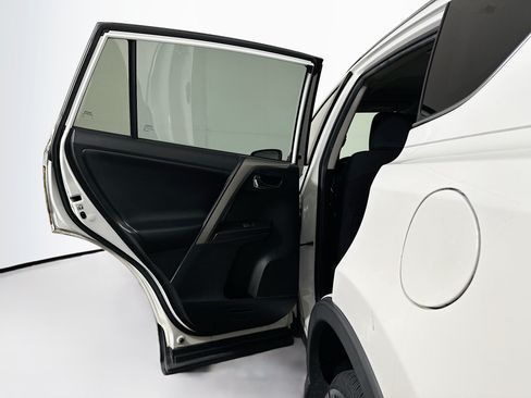 Used 2018 Toyota RAV4 XLE AWD/4WD image 25
