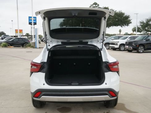New 2026 Chevrolet Trax LT w/ Sunroof Package image 9