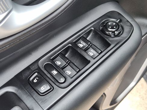 Used 2023 Jeep Renegade Latitude w/ Sun/Sound Group image 32