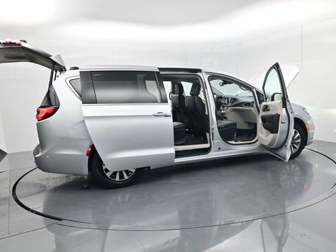 Used 2024 Chrysler Pacifica Limited FWD image 65