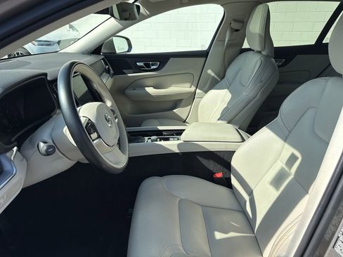 Used 2020 Volvo V60 T5 Cross Country image 22