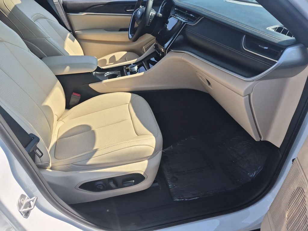 Certified 2025 Jeep Grand Cherokee Limited w/ Luxury Tech Group II AWD/4WD image 36