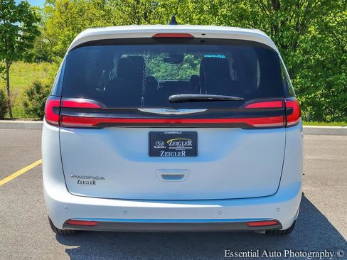 Used 2023 Chrysler Pacifica Touring-L FWD image 5