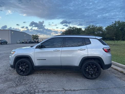 Used 2025 Jeep Compass Latitude w/ Altitude Special Edition image 8