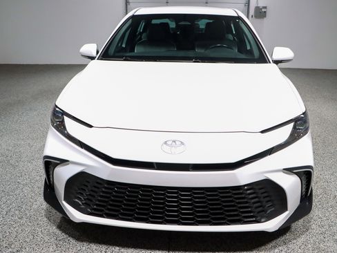 Used 2025 Toyota Camry SE FWD image 4