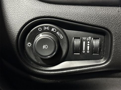 Used 2015 Jeep Renegade Latitude w/ Popular Equipment Group image 17