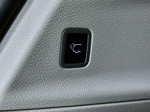 Used 2024 Chrysler Pacifica Touring-L FWD image 29
