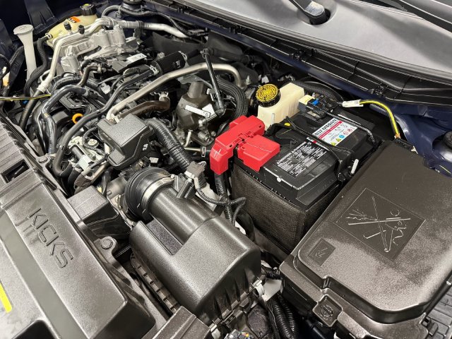 Used 2025 Nissan Kicks SR FWD image 11