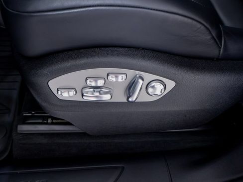 Certified 2026 Porsche Macan AWD/4WD image 9