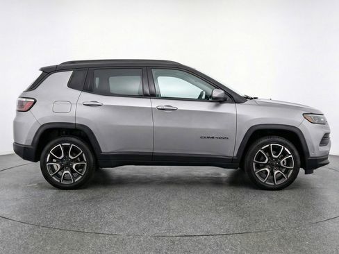 Used 2025 Jeep Compass Trailhawk image 9
