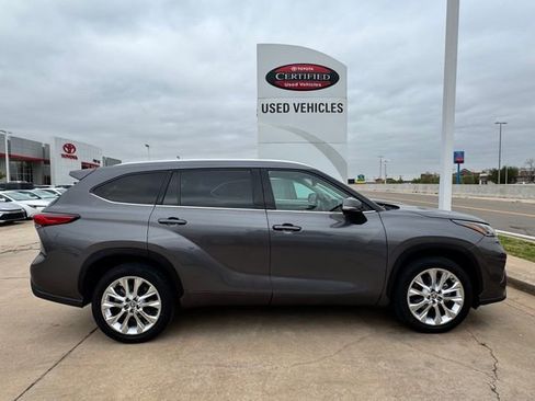 Used 2021 Toyota Highlander Limited image 4