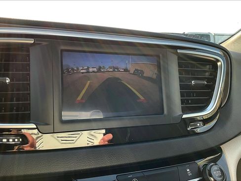 Used 2022 Chrysler Voyager LX image 30