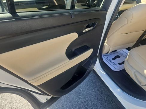 Used 2024 Toyota Highlander XLE AWD/4WD image 20