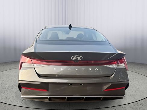 Used 2024 Hyundai Elantra SEL FWD image 5
