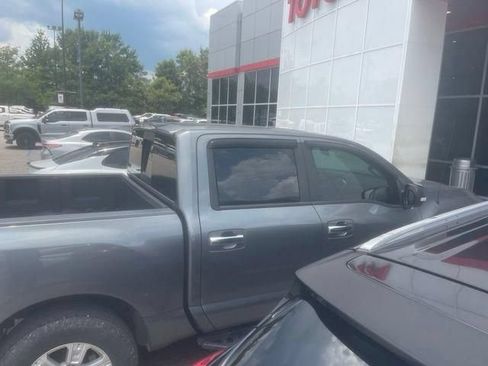 Used 2017 Nissan Titan SV RWD image 12