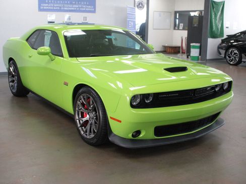 Used 2015 Dodge Challenger SRT w/ Technology Group image 2