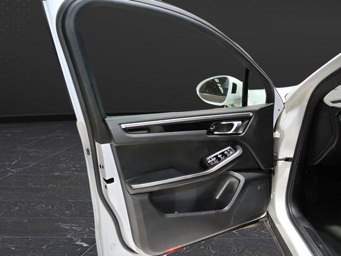 Used 2018 Porsche Macan w/ Premium Package image 10