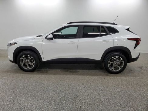 Used 2025 Chevrolet Trax LT w/ LT Convenience Package FWD image 8