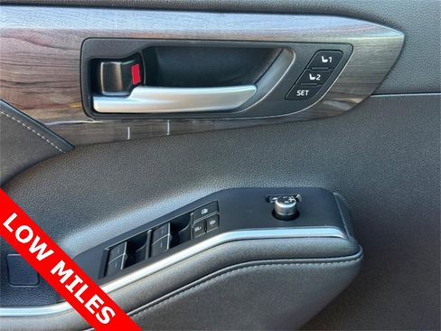 Used 2023 Toyota Highlander Limited image 29