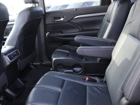Used 2018 Toyota Highlander SE image 18