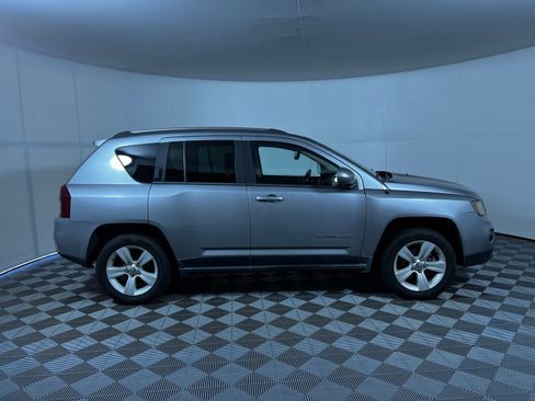 Used 2014 Jeep Compass Latitude w/ Sun/Sound Group AWD/4WD image 4