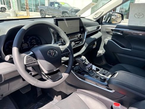 New 2026 Toyota Highlander Platinum AWD/4WD image 9