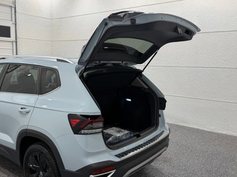 Used 2026 Volkswagen Taos SE w/ Panoramic Sunroof Package FWD image 23