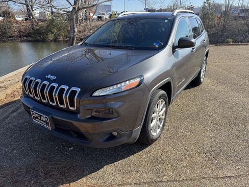 Used 2016 Jeep Cherokee Latitude w/ Cold Weather Group image 12