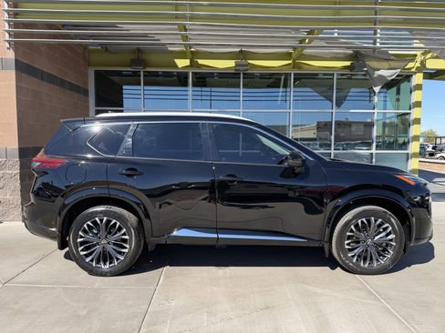 Used 2025 Nissan Rogue Platinum w/ Tech Package image 9