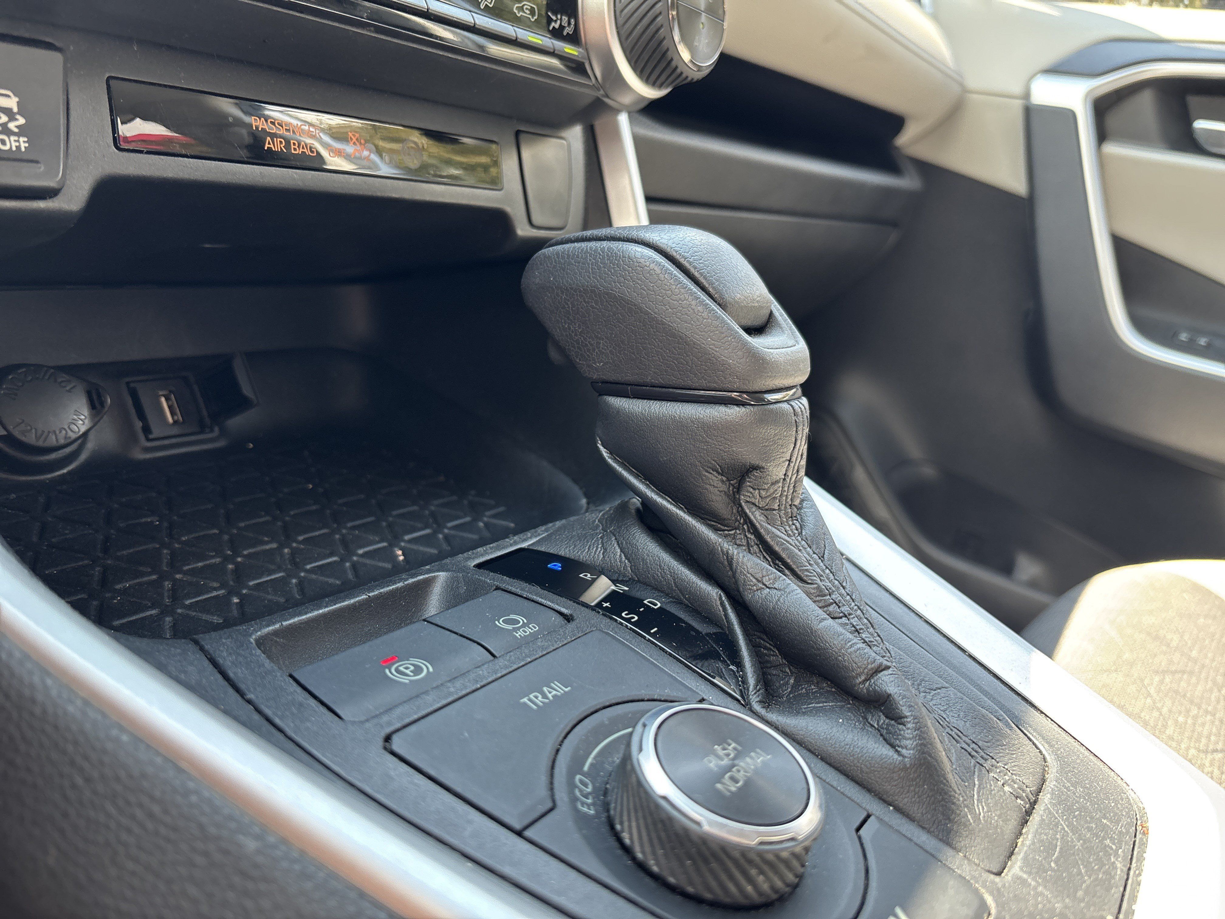 Used 2021 Toyota RAV4 XLE AWD/4WD image 24