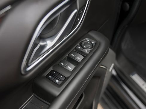 Used 2022 Chevrolet Tahoe LT w/ Luxury Package image 23