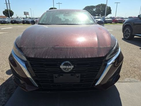 Used 2024 Nissan Altima 2.5 SV FWD image 2
