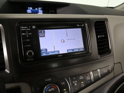 Used 2012 Toyota Sienna SE FWD image 35
