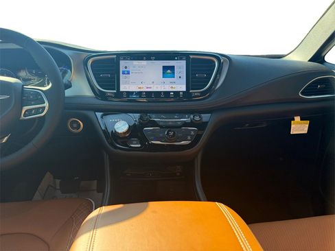 New 2026 Chrysler Pacifica Pinnacle image 11