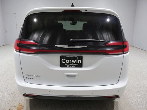 Used 2024 Chrysler Pacifica Touring-L FWD image 3