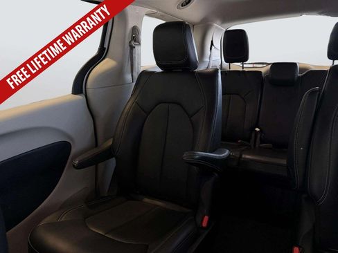 Used 2024 Chrysler Pacifica Limited FWD image 30
