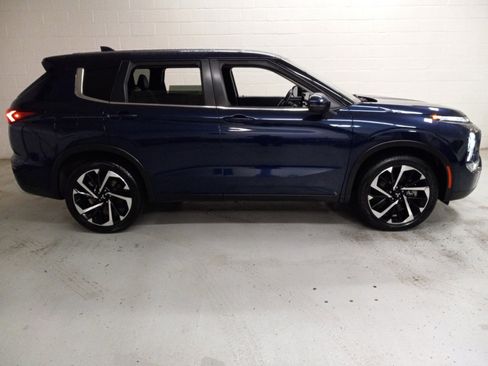 Used 2024 Mitsubishi Outlander SE image 2
