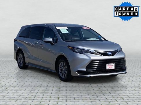 Certified 2025 Toyota Sienna LE image 12