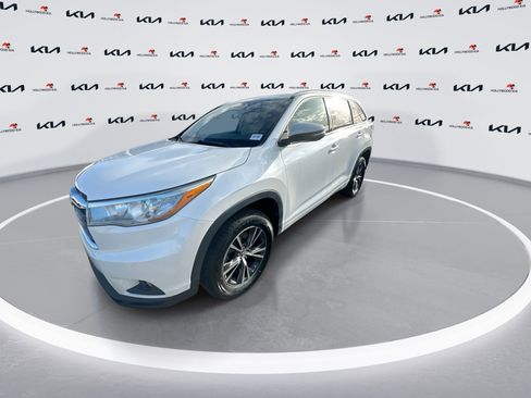Used 2016 Toyota Highlander XLE image 4