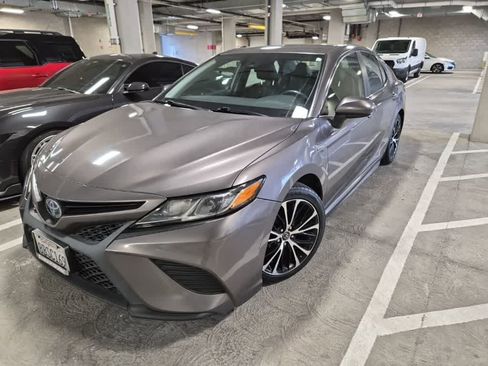 Used 2018 Toyota Camry SE FWD image 1