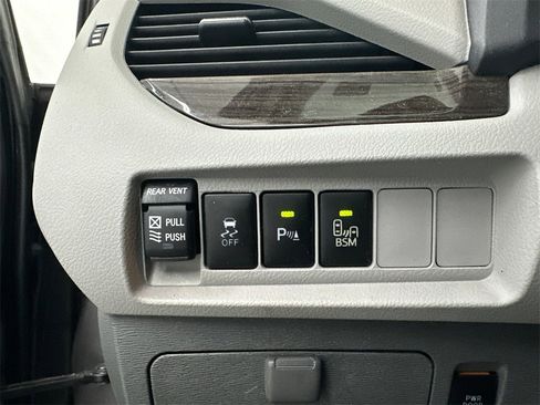Used 2016 Toyota Sienna L image 33